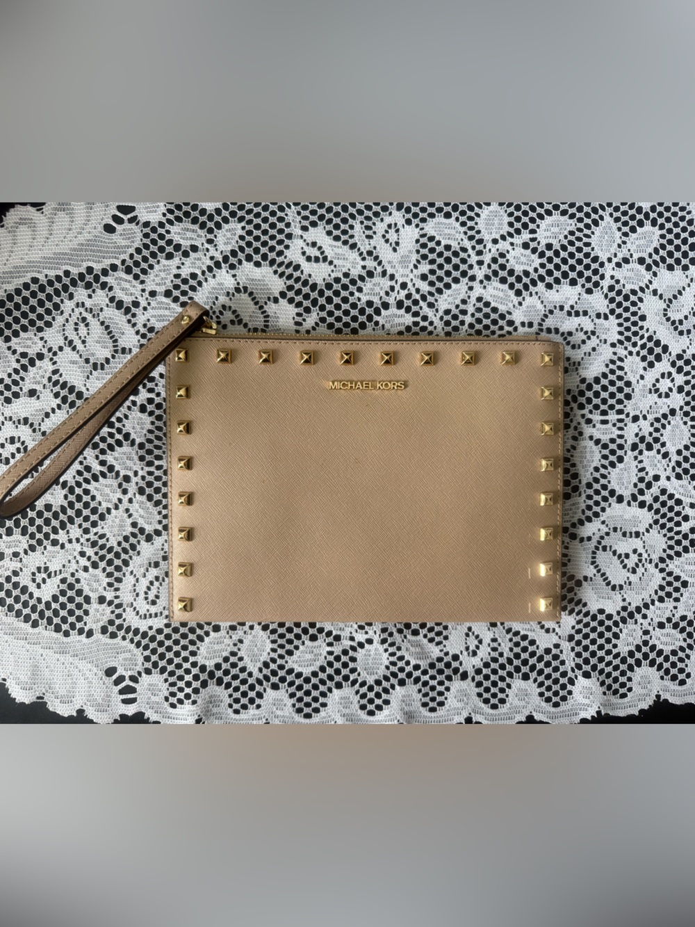 Michael Kors Jet Set Travel XL Zip Wristlet – Beige/Light Gold Studded